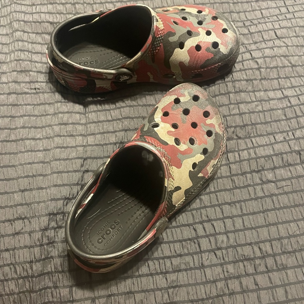 CROCS Kids Red and Black Camo Water Shoes